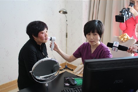 脸患红胎记备受歧视 34岁母亲求助青岛华韩_青