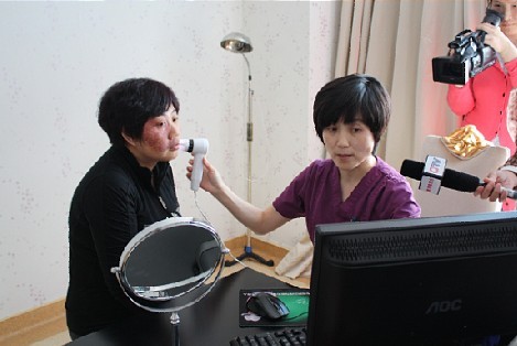 脸患红胎记备受歧视 34岁母亲求助青岛华韩_青